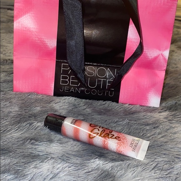 COPY - VS lip gloss - Picture 1 of 3